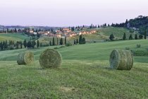 Colheita de feno de primavera no campo rural, Toscana, Itália — Fotografia de Stock