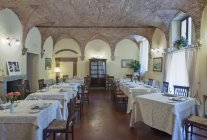 Столовая ресторана La Grotta в Монтепульчано, Тоскана, Италия — стоковое фото