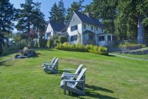 Maison Hastings pelouse avec chaises et bâtiments hôteliers à Salt Spring Island, Colombie-Britannique, Canada — Photo de stock