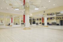 Sala de ginástica espaçosa com bolas de fitness empilhadas nas prateleiras — Fotografia de Stock