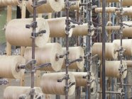 Bobine di fili in fabbrica tessile, Nikologory, Russia — Foto stock
