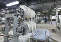 Промислове Ткацький верстат в текстильній фабриці, Ніологіморі, Росія — стокове фото