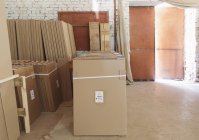 Magazzino della fabbrica scatole di cartone impilate, Nikologory, Russia — Foto stock
