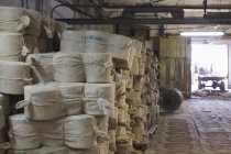 Flachs in Säcken in der Fabrik gelagert, nikologory, Russland — Stockfoto