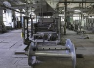 Fabricación textil en el interior de la antigua fábrica, Nikologory, Rusia - foto de stock