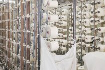 Bobine in fabbrica tessile, Nikologory, Russia — Foto stock