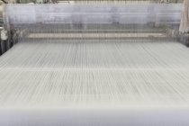 Telar industrial en fábrica textil, Nikologory, Rusia - foto de stock