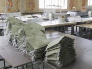 Sacos empilhados em fábrica têxtil, Nikologory, Rússia — Fotografia de Stock