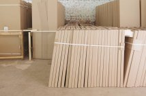Склад фабрики з лінійними картонними коробками, Ніологіory, Росія — стокове фото