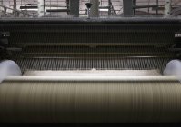 Tear têxtil em máquina industrial na fábrica, Nikologory, Rússia — Fotografia de Stock