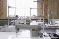 Máquinas de costura de fábrica têxtil, Nikologory, Rússia — Fotografia de Stock