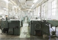 Teares industriais em fábrica têxtil, Nikologory, Rússia — Fotografia de Stock