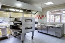 Cocina de pizzería vacía y limpia en Moscú, Rusia - foto de stock