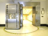 Двері відкриті vault в комерційний банк будівлі внутрішні, Чикаго, Іллінойс, США — стокове фото