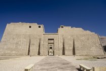 Templo de Ramsés III monumento antiguo en el desierto, Egipto - foto de stock