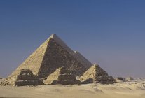 Пирамиды Зосера и Гизы в пустыне за пределами Каира, Египет — стоковое фото