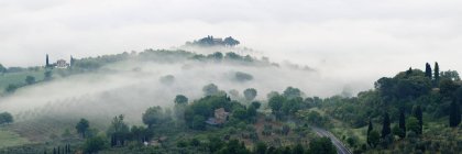 Talnebel im Val Dorcia in der Morgendämmerung, Toskana, Italien — Stockfoto