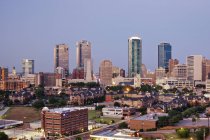 Edificios altos en Fort Worth al anochecer, Texas, EE.UU. - foto de stock