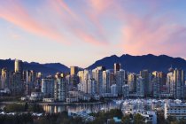 Centro di Vancouver skyline città al tramonto nella Columbia Britannica, Canada — Foto stock