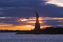 Freiheitsstatue bei Sonnenuntergang in New York City, USA — Stockfoto
