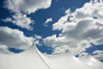 Weiße Zeltdecke gegen bewölkten Himmel — Stockfoto