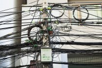 Cables eléctricos en el poste de la calle en Bangkok, Tailandia, Asia - foto de stock