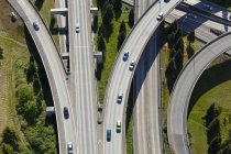 Vista aérea dos carros que dirigem na estrada em Seattle, Washington, EUA — Fotografia de Stock