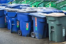Caixas de lixo de plástico em Seattle, Washington, EUA — Fotografia de Stock