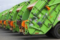 Зеленые мусоровозы на парковке в Сиэтле, США — стоковое фото