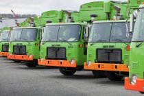 Caminhões de lixo verde no estacionamento em Seattle, EUA — Fotografia de Stock