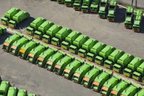 Vista aérea de caminhões de lixo verde em fileiras no estacionamento — Fotografia de Stock