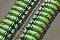 Vista aerea di camion spazzatura verde in file nel parcheggio — Foto stock