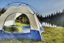 Tenda sul tranquillo lungolago, Bowron Lake Provincial Park, Canada — Foto stock