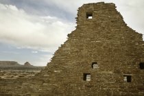 Руины старой постройки в пустынном ландшафте со скалами — стоковое фото