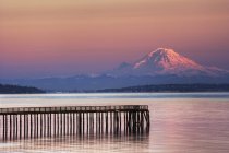 Dock, molo e montagna in lontananza, Mt Rainier, Washington, USA — Foto stock