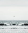 Beacon e ondas oceânicas na Inglaterra, Grã-Bretanha, Europa — Fotografia de Stock