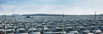 Автомобілі, припарковані у великій стоянці в Англії, Великобританії, Європі — стокове фото