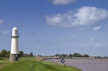 Farol pela costa gramada com sinal, Whitgift, Inglaterra, Grã-Bretanha, Europa — Fotografia de Stock