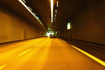 Tunnel autoroutier avec véhicules en mouvement flou, France — Photo de stock