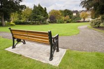Скамейка в парке Донкастера, Англия, Великобритания, Европа — стоковое фото