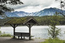 Zona salotto sul lago e montagne delle Alpi bavaresi, Germania, Europa — Foto stock