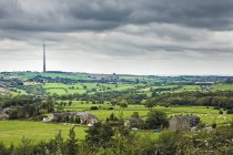 Emley Moor TV Transmisor en el paisaje verde del país, Yorkshire, Inglaterra, Gran Bretaña, Europa - foto de stock