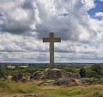 Крест в скалах в сельской местности Бриттани, Франция — стоковое фото