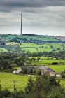 Countryside and Emley Moor TV Transmitter, Йоркшир, Англия, Великобритания, Европа — стоковое фото