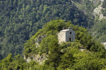 Cappella in pietra arroccata sulla vetta delle montagne, Francia — Foto stock