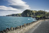 Roadway ao longo da costa em Devon, Inglaterra, Grã-Bretanha, Europa — Fotografia de Stock