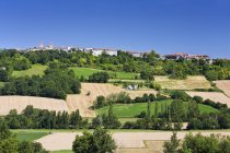 Ciudad rural francesa y paisaje con campos y bosques - foto de stock