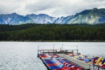 Barche colorate sul lago nel lago di Eibsee, Baviera, Germania, Europa — Foto stock