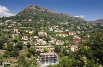 Maisons et appartements de luxe à flanc de colline en Provence, France, Europe — Photo de stock