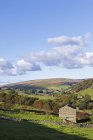 Grange en pierre dans le parc national Yorkshire Dales en Angleterre, Grande-Bretagne, Europe — Photo de stock
